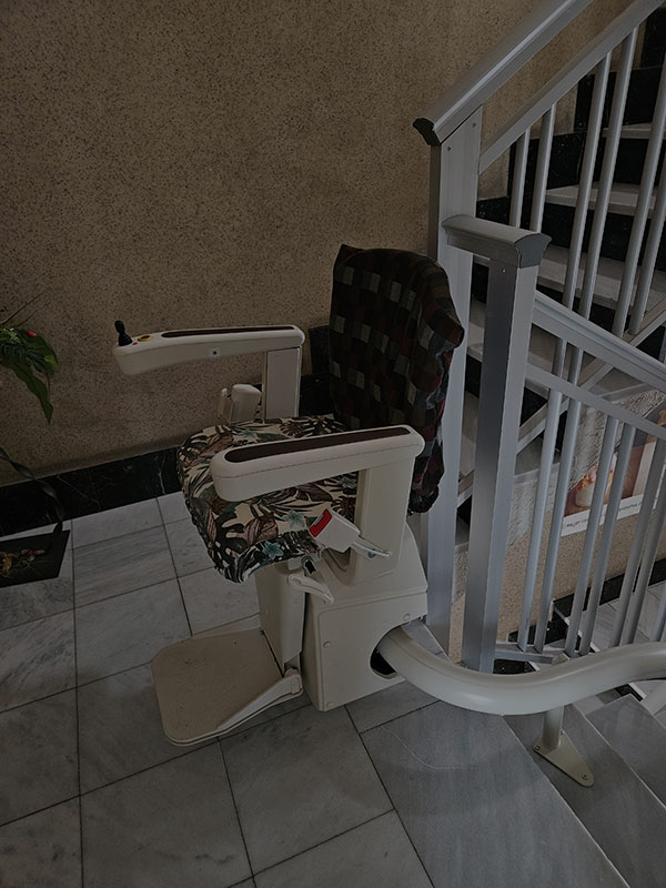 Silla salvaescaleras en el rellano entre dos pisos de un edificio