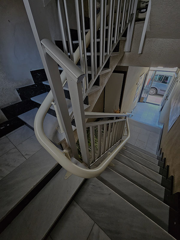 Giro de una escalera de pisos en donde se puede ver la guía de la silla salvaescaleras