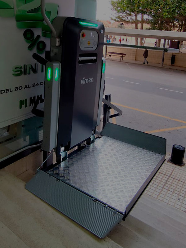 Plataforma salvaescaleras en el interior de la puerta de un comercio