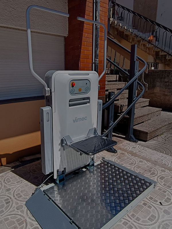 accesibilidad06 Plataforma salvaescaleras en la entrada exterior de un edificio