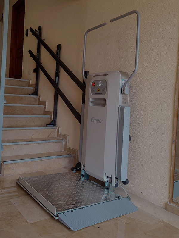 Plataforma salvaescaleras en el rellano de entrada de un edificio