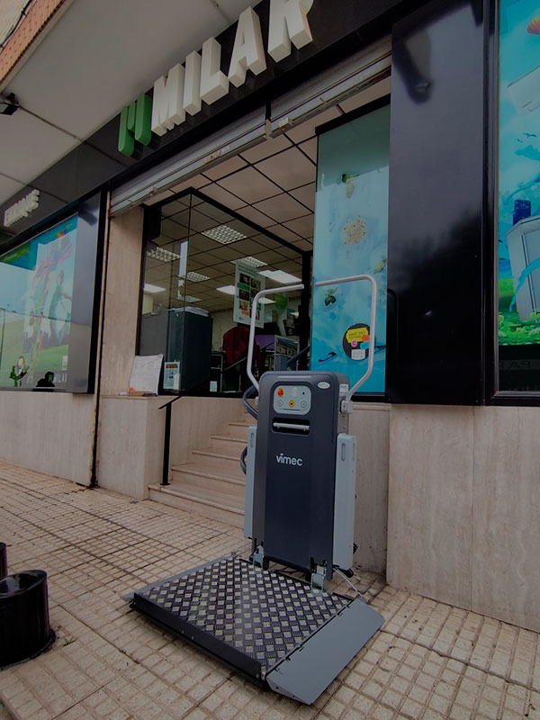 Plataforma salvaescaleras en la puerta de un comercio