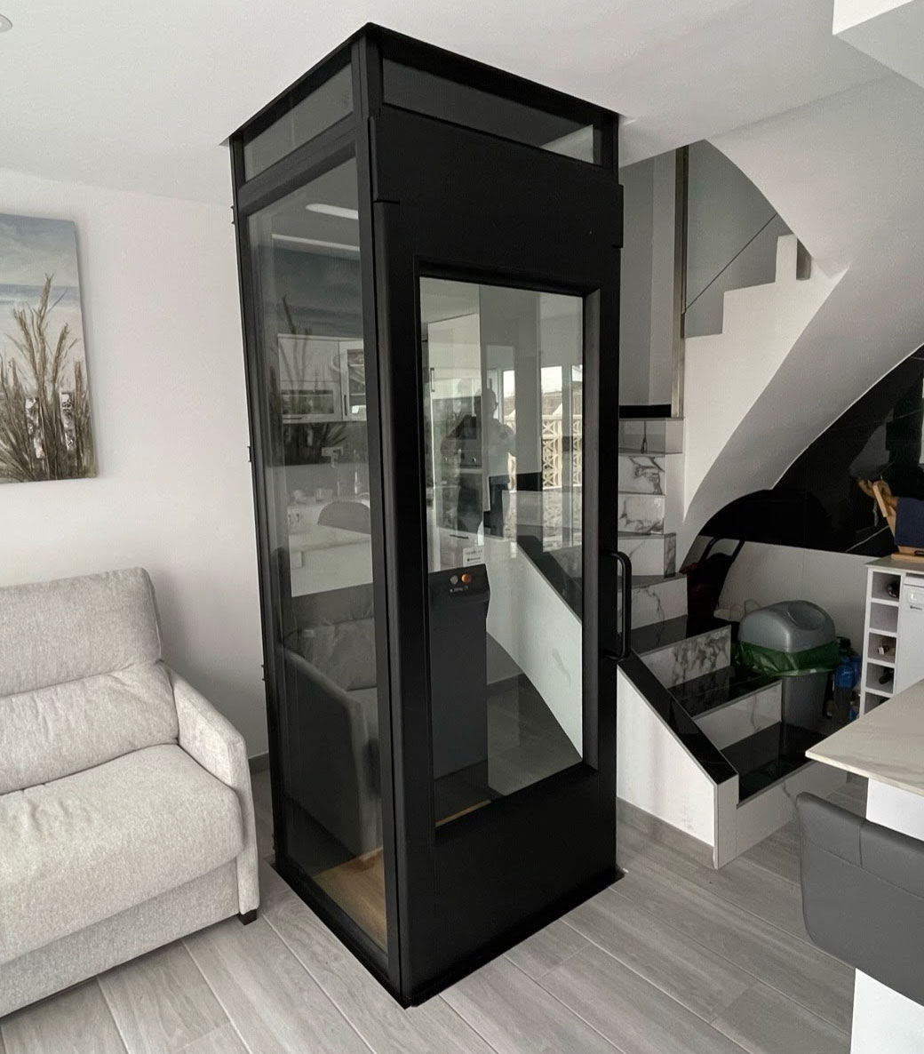 Dos imágenes unidas mostrando el antes y el después de un ascensor habilitado en el salón de una vivienda