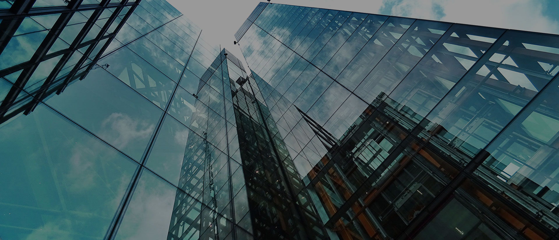 Vista de un ascensor en el exterior de un edificio con cristalera