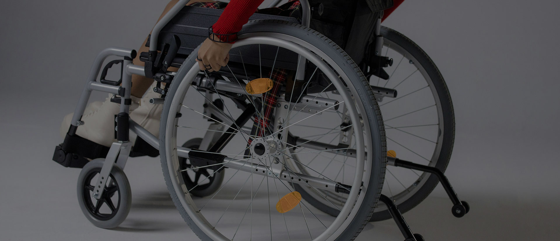 Parte inferior de una silla de ruedas con una persona sentada