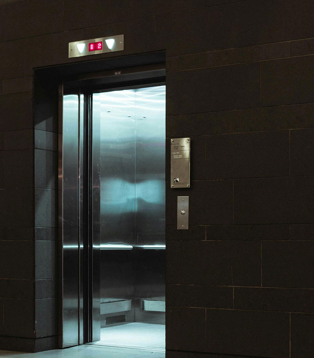 Vista de un ascensor con la puerta abierta