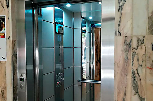 Interior de un ascensor